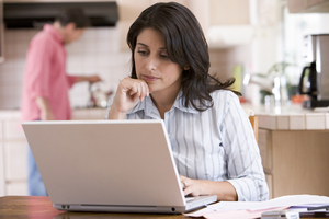 Hispanic Woman searching financial aid hispanic financial aid